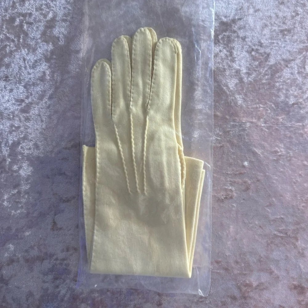 Vintage long sleeve cream gloves made in Italy 453